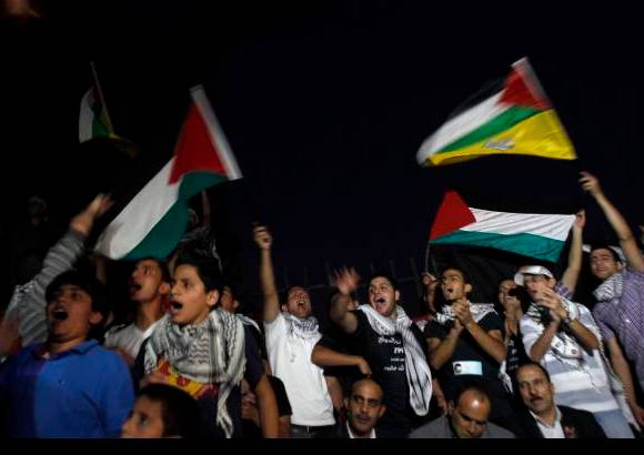 Reuters - La emoci&#243;n desbord&#243; la plaza del M&#225;rtir Yaser Arafat, en el centro de Ramala, al oirse al presidente palestino, Mahmud Ab&#225;s, pedir en el pleno de la Asamblea General de la ONU la admisi&#243;n de &quot;Palestina con las fronteras de 1967 con Jerusal&#233;n Este como su capital&quot;.