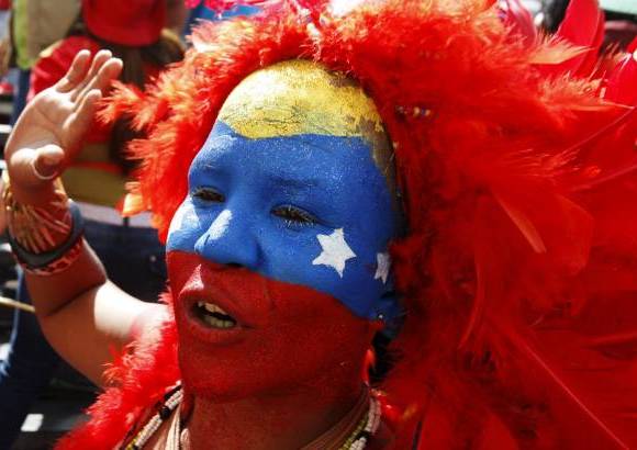 reuters - Aunque los simpatizantes del mandatario confían en que se recuperará para asumir más adelante el período que ganó para gobernar hasta el 2019, el propio presidente contempló el peor escenario y nombró a Maduro como su eventual sucesor si él no pudiera continuar y se convocaran nuevas elecciones.