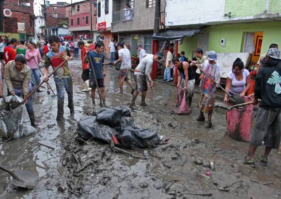 Esteban Vanegas - Las calles quedaron cubiertas de lodo tras el paso del afluente, que se sali&#243; de su cauce tras el fuerte aguacero que azot&#243; el norte de Medell&#237;n.