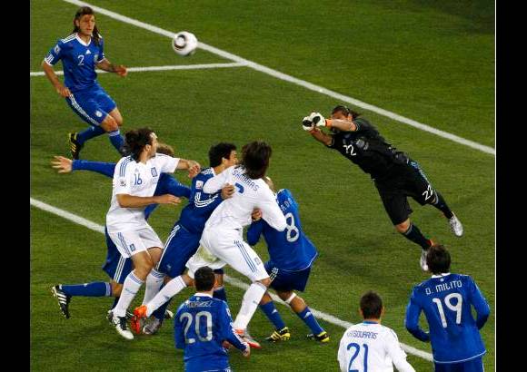 Reuters - Con menos ocasiones que en los dos primeros partidos, Argentina derrotó a Grecia 2-0.