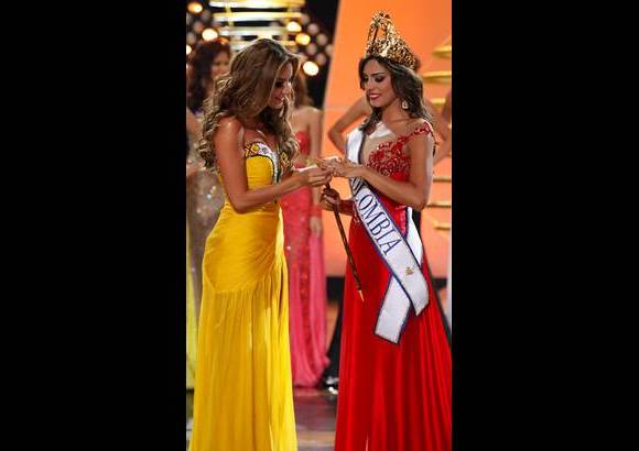 Foto Colprensa - Daniella &#193;lvarez fue la encargada de coronar a su sucesora Luc&#237;a Aldana.