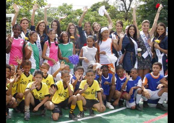 Colprensa - Como ya es costumbre, la Señorita Colombia y las soberanas nacionales demostraron con su carisma, alegría y entrega, que no solo bellas físicamente. Ellas demuestran el amor y la solidaridad que brindan como embajadoras de la misión que cumple el certamen nacional.