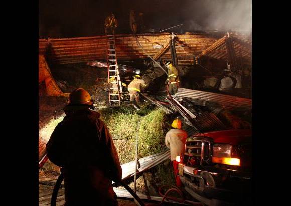 Edwin Bustamante - Tras luchar varias horas contra las llamas los organismos de socorro lograron controlar la emergencia.
