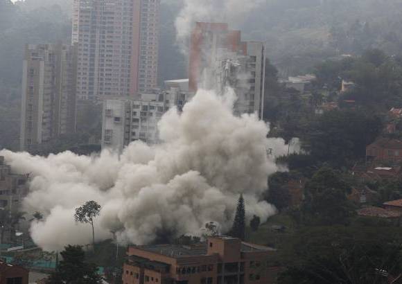 Manuel Saldarriaga - Bomberos de Medell&#237;n confirmaron que el tanque de agua de la torre 5 de Space cay&#243; luego de la implosi&#243;n cerca de la entrada de la unidad residencial Olivares.