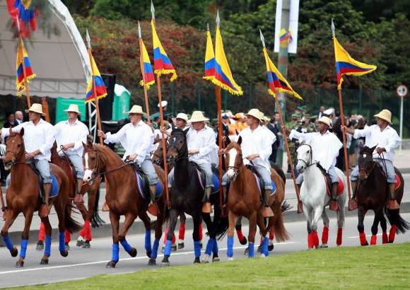 Raúl Palacios-Colprensa - Con uniformes como los que se usaban en épocas antiguas, militares desfilaron en Bogotá.
