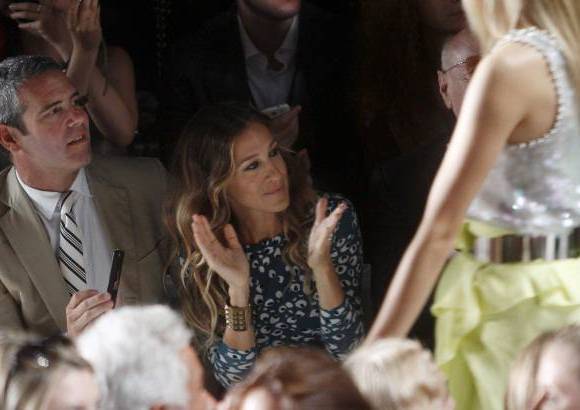 Reuters - Sarah Jessica Parker y el productor Andy Cohen observan la pasarela de Diane von Furstenberg.