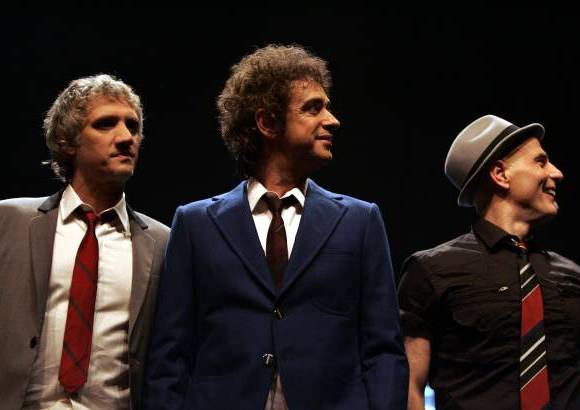ap - Soda Sterero estuvo integrada por Gustavo Cerati (guitarra y voz), H&#233;ctor Zeta Bossio (bajo y coros) y Charly Alberti (bater&#237;a).
