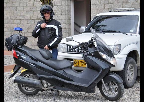 Cortes&#237;a Caracol - Solidaridad sobre dos ruedas. Agmeth Escaf, el presentador de D&#237;a a d&#237;a, cambi&#243; su carro por una moto para llegar m&#225;s r&#225;pido a prestar ayuda en su rol como polic&#237;a c&#237;vico.