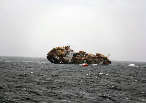 Reuters - El buque, propiedad de la compa&#241;&#237;a griega Costamare, transportaba 1.368 contenedores de los cuales 70 se han soltado y ca&#237;do al mar, aunque siguen a bordo los 11 que almacenan sustancias peligrosas, entre ellas ferrosilicio.
