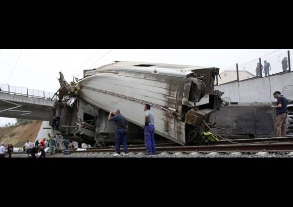 Reuters - Impactantes imágenes del tren que perdió el control en una curva de la línea ferrea cerca de Santiago de Compostela, en el accidente fallecieron 78 personas y cientos más se encuentran heridas.