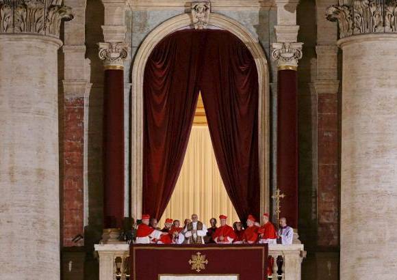 REUTERS - A lo largo de la historia de la Iglesia los papas no siempre cambiaron de nombre. Hasta el a&#241;o 532 todos los sucesores de San Pedro usaron sus nombres de pila y as&#237; nos encontramos con San Lino, San Anacleto, San Evaristo, San Alejandro, San Telesforo o San Igino.