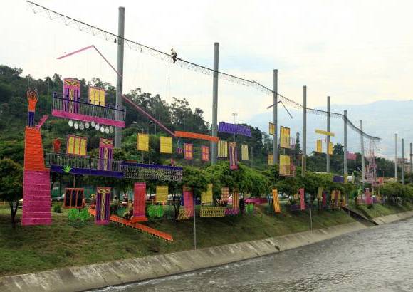 Cortesía - La Navidad comienza a sentirse en Medellín con el montaje del tradicional alumbrado del río.