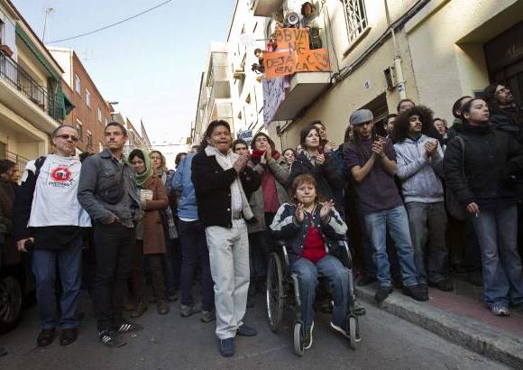 Reuters - Los amigos de Yeimi Pérez reaccionaron con voces de solidaridad antes de saber que el desalojo había sido suspendido por 15 días.