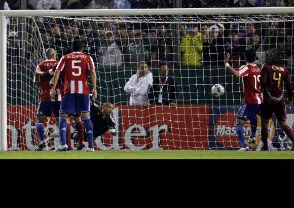 AP - Por Paraguay anotaron Antol&#237;n Alcaraz al minuto 32, Lucas Barrios al 62 y Cristian Riveros en el 85.