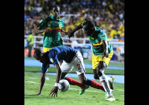 Colprensa - Luego que Malí se quedó con 10 hombres tras la expulsión a los 69 por doble amonestación de su zaguero Mohamed Konate, los goles de Cedric Bakambu (70) y Alexandre Lacazette (77) inclinaron la balanza a favor de Francia en el Pascual Guerrero de Cali.