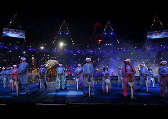AP - Durante más de tres horas, casi dos de ellas dedicadas al desfile de los atletas, alrededor de 4.000 voluntarios.