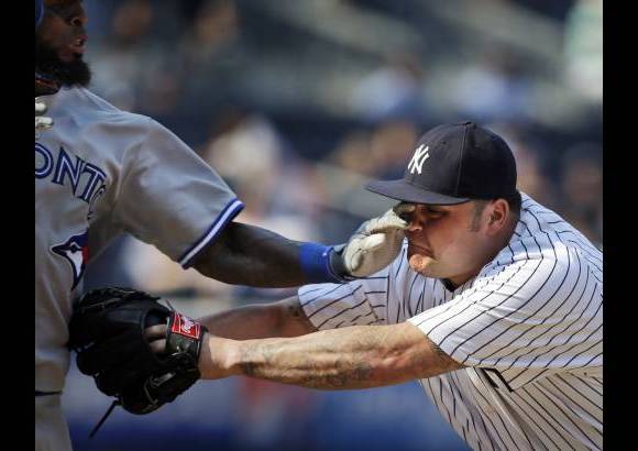 AP - El jugador de New York Yankees Joba Chamberlain en pleno juego contra los Azulejos de Toronto en Nueva York.