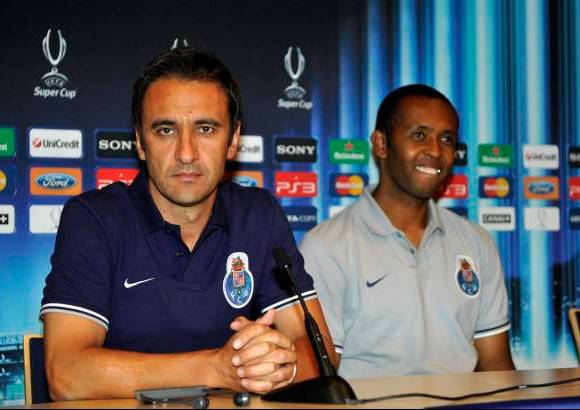 Reuters - El técnico del Porto Victor Pereira y el portero Helton Da Silva. El conjunto azulgrana llega a la cita acuciado por las bajas en defensa de Piqué, Puyol y Maxwell están lesionados. Porto, por su parte, llega a su primera gran cita de la temporada sin los goles del ariete colombiano Radamel Falcao García.