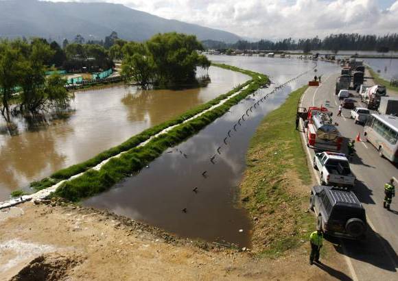 Christian Castillo, Colprensa - La principal afectaci&#243;n se produjo a la salida del municipio de Cajic&#225;, Cundinamarca hac&#237;a Ch&#237;a, en donde los veh&#237;culos de servicio p&#250;blico y particulares permanecieron represados durante m&#225;s de una hora.