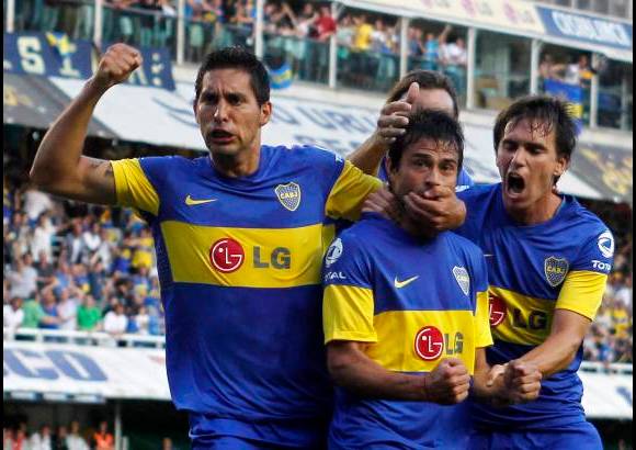 Reuters - Un portero con experiencia y voz de mando, una defensa rocosa y un centro del campo con gran capacidad de desdoblamiento fueron los tres pilares con los que Julio C&#233;sar Falcioni construy&#243; la versi&#243;n 2011 del Boca Juniors que logr&#243; el vig&#233;simo cuarto t&#237;tulo de campe&#243;n del f&#250;tbol argentino.