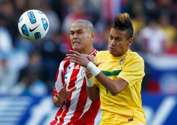 Reuters - Paraguay por momentos no pudo controlar la habilidad de Neymar.