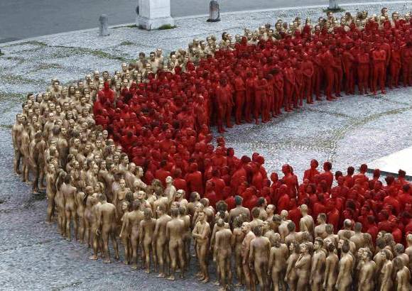 Reuters - Adem&#225;s del Teatro Nacional, el proyecto del artista incluye varias instalaciones en diversos otros puntos del centro de la capital b&#225;vara, como la plaza Odeonsplatz y la avenida Ludwigstrasse.