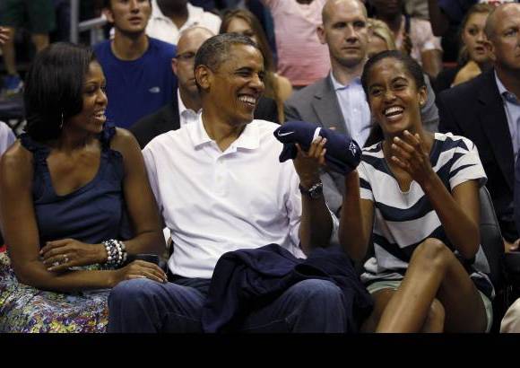 Reuters - El pedido del beso gener&#243; un ataque de risa en Malia, que se contagi&#243; al presidente Obama.