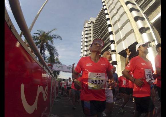 Esteban Jaramillo y Sebastián Salazar - Más de 10 mil competidores se dieron cita en esta histórica cita deportiva que se corría en las modalidades de 5, 10, 21 y 42 kilómetros.