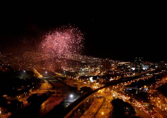 Jaime Pérez - La idea de este gran regalo de Independencia para la ciudad, que fue financiado por la Administración Municipal y la empresa privada, la tuvo el alcalde de Medellín, Alonso Salazar Jaramillo, quien tras la clausura de los Juegos Suramericanos quiso un acto igual de emotivo para las fiestas bicentenarias.