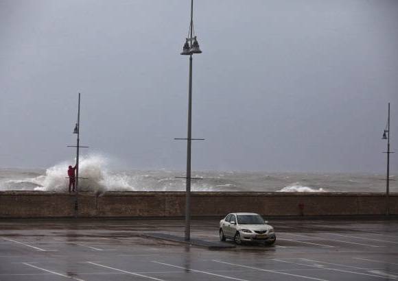 Reuters - También en Tel Aviv, las lluvias provocaron un fuerte oleaje e hicieron cerrar algunas de las principales vías de la ciudad.