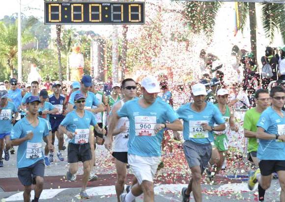 Esteban Jaramillo y Sebastián Salazar - Más de 10 mil competidores se dieron cita en esta histórica cita deportiva que se corría en las modalidades de 5, 10, 21 y 42 kilómetros.