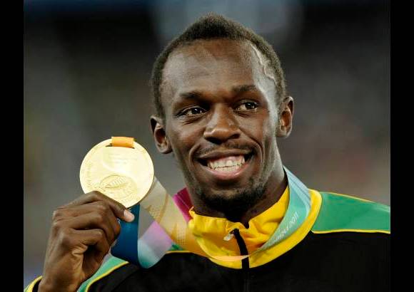 AP - Los campeonatos del mundo terminaron con un doble enfrentamiento entre Estados Unidos y Jamaica en los relevos 4x100 y el oro estuvo repartido. El equipo isle&#241;o masculino aplast&#243; a todos sus rivales, y en la carrera femenina Carmelita Jeter coron&#243; el triunfo norteamericano con un registro de 41.56, por delante de Jamaica, que, con la campeona de 200 Veronica Campbell en la &#250;ltima posta, hizo r&#233;cord nacional con 41.70, y de Ucrania (42.51).