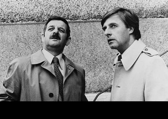 Die schweizermacher - La comedia suiza Los productores de suizos tiene como protagonistas a Max Bodmer y Moritz Fischer, quienes tratan de convertirse y vivir como ciudadanos suizos. Ellos son miembros de la policía cantonal que examina a los extranjeros candidatos a la ciudadanía. Diferentes personas tienen sus propias experiencias cuando se enfrentan a los diversos métodos que pueden emplearse en una investigación de este tipo.