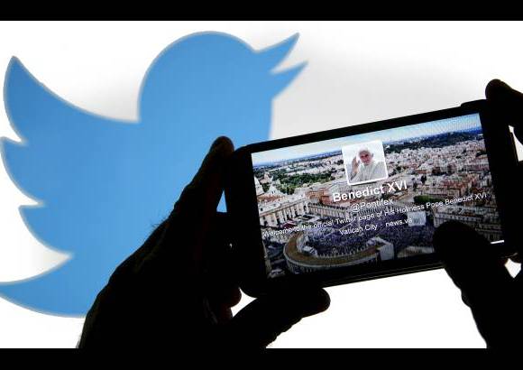 REUTERS - Benedicto XVI inaugur&#243; el 29 de junio de 2011 el portal multimedia de Internet del Vaticano, &quot;News.va&quot;, con un mensaje en Twitter, la primera vez en la historia que un Pont&#237;fice empleaba este modo de comunicaci&#243;n.