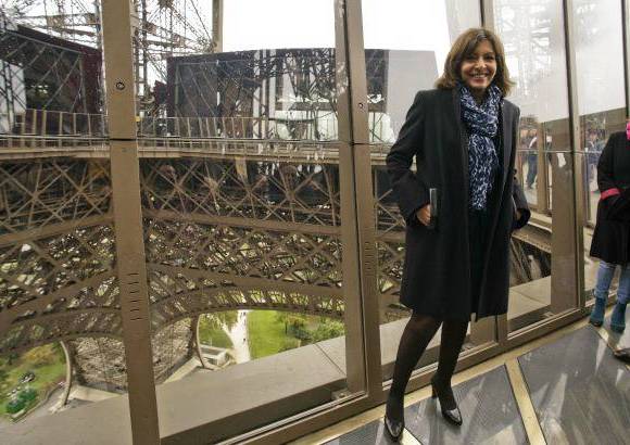 AFP - "La dama de hierro", como la apodan los parisinos, o la "hermosa jirafa", para el poeta y cineasta Jean Cocteau, marca según Hidalgo "la fuerza patrimonial" de la ciudad, y su puesta al día refleja la capacidad de París de renovarse "sin deteriorar su historia y su pasado".