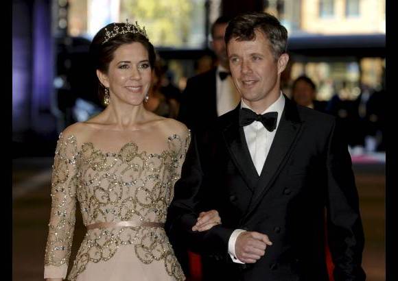 Reuters - Los herederos de la Corona danesa, Federico y Mary, presentes en la cena de gala ofrecida este lunes. El martes comenzar&#225; la ceremonia con la firma de abdicaci&#243;n de a reina Beatriz.