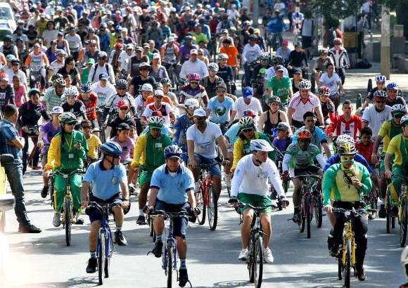 Juan Antonio Sánchez - Este domingo se realizó el Ciclopaseo por las calles de Medellín con motivo del Día de la Bicicleta. Pequeños y grandes disfrutaron del recorrido que reunió a la familia y los amigos. Todos compartieron el lema del evento: En bici somos más felices.
