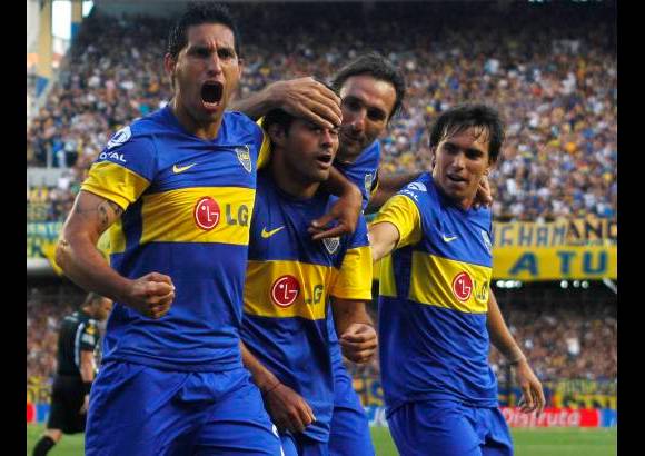 Reuters - Centenares de hinchas de Boca se congregaron en la c&#233;ntrica Plaza de la Rep&#250;blica, alrededor del emblem&#225;stico Obelisco porte&#241;o, para celebrar la obtenci&#243;n del campeonato.