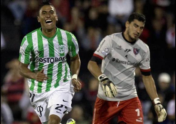 AP - En el primer tiempo pas&#243; de todo: dos expulsiones, tres goles y un juego abierto en el que Nacional sorprendi&#243; con los tantos de Santiago Tr&#233;llez, tras un error del arquero Guzm&#225;n, y Sherman C&#225;rdenas.