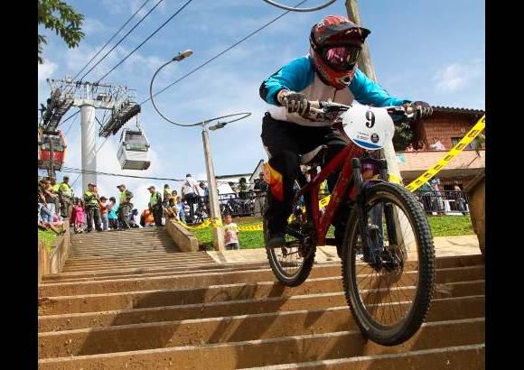 Hernán Vanegas - Los 97 competidores del downhill urbano del Clásico EL COLOMBIANO-Indeportes Antioquia, brindaron grandes emociones y mucho vértigo a los cientos de espectadores que apreciaron la prueba en los bajos de la estación Andalucía del metrocable.