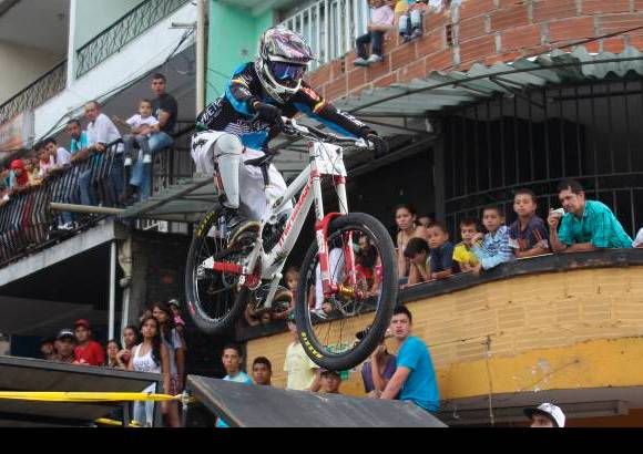 Hernán Vanegas - Los balcones de las casas sirvieron como tribunas improvisadas para apreciar la competencia.
