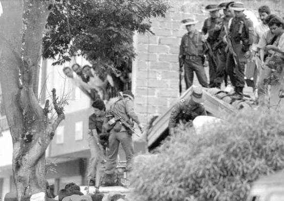 FOTO ARCHIVO EL COLOMBIANO - El 2 de diciembre, las labores de inteligencia permitieron a las autoridades rastrear las llamadas que Escobar le hizo a su hijo Juan Pablo, para llegar hasta la vivienda donde se escond&#237;a en el barrio Los Olivos, occidente de Medell&#237;n, y dar muerte al entonces hombre m&#225;s buscado del mundo.