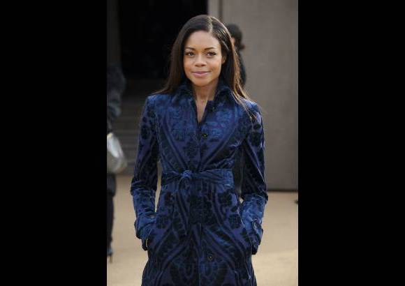 AP - La actriz londinense Naomi Harris tambi&#233;n lleg&#243; al desfile.