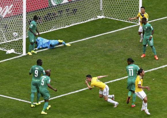 Reuters - As&#237; lleg&#243; el gol de la apertura, con un centro de tiro de esquina de Quintero, que encontr&#243; en el &#225;rea a James, quien de golpe de cabeza abri&#243; el marcador y se uni&#243; a Bernardo Red&#237;n y Adolfo Valencia como los colombianos goleadores en la historia de los Mundiales con dos festejos.