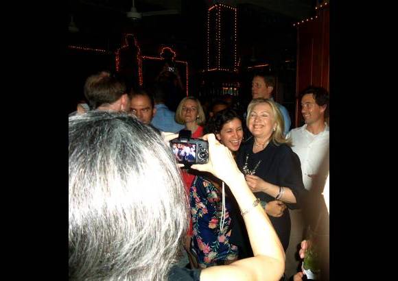 Ra&#250;l Palacios - En este quinquenio la se&#241;ora Clinton es la visitante m&#225;s famosa a la que han atendido. Ella lleg&#243; a las 12 y 45 de la noche entre el s&#225;bado y el domingo, en el preciso momento en que African Charanga, el grupo musical que interpreta todas las noches los diferentes ritmos cubanos est&#225; en pleno acto y deleitando a no m&#225;s de un centenar de personas.