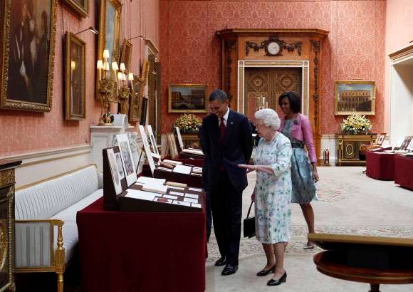 Reuters - Tras un almuerzo informal con la soberana, los Obama visitaron la colecci&#243;n de arte del palacio, donde tuvieron ocasi&#243;n de contemplar el diario personal del rey Jorge III en el que admit&#237;a que Am&#233;rica se ha perdido .