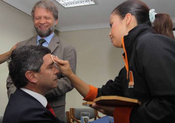 Hernán Vanegas - No es que Antanas Mockus se estuviera riendo del maquillaje a Rafael Pardo, solo estaba en turno para el retoque.