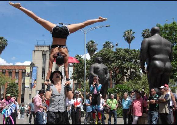 FOTO EL COLOMBIANO - El Parque de las Esculturas se convirti&#243; en referente cultural y tur&#237;stico de Medell&#237;n, y en ejemplo de recuperaci&#243;n social. Las esculturas est&#225;n en a la vista y alcance de todos los visitantes, que suelen tomarse fotos al lado de los &quot;gordos&quot; de Botero.