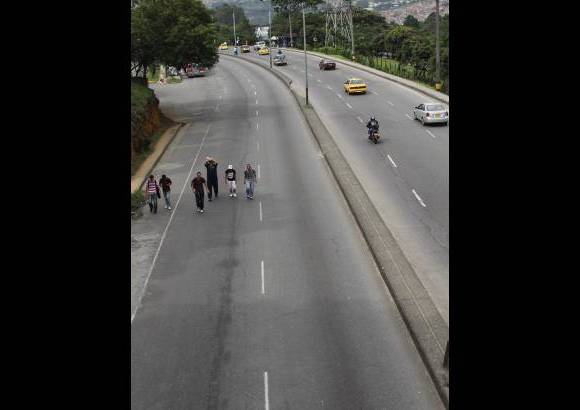 Hern&#225;n Vanegas - Los principales perjudicados fueron los usuarios del transporte p&#250;blico. Centenares de personas tuvieron que caminar largos trayectos para encontrar un transporte alterno.
