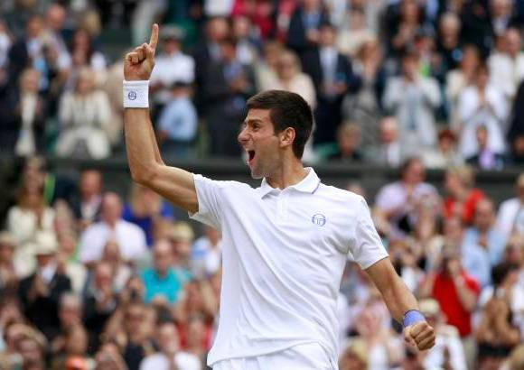 Reuters - El serbio Novak Djokovic se clasificó este viernes para su primera final de Wimbledon, tras vencer por 7-6(4), 6-2 y 6-7(9) y 6-3 en cerca de tres horas al francés Jo-Wilfried Tsonga, verdugo de Roger Federer en esta edición.